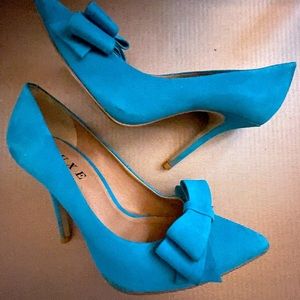 Preowned w/love luxe justfab teal suede heels  w/bow retro 4” pumps size 7.5.
